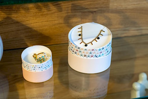 Modischer Schmuck im Weltladen