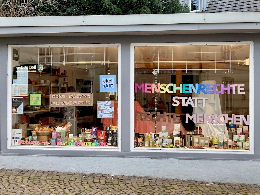 Der Weltladen Nierstein setzt ein Zeichen für ein faires und solidarisches Miteinander - auch im Schaufenster.