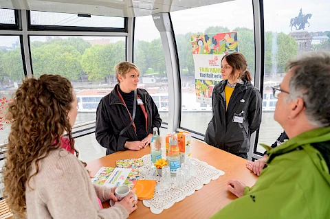 Der Weltladen Koblenz und Engagierte haben sich in der Seilbahn von Koblenz bei fairem Frühstück ausgetauscht